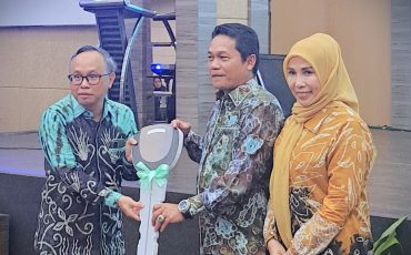 Wakil-Rektor-Dr.-Irfan-Noor-M.Hum_.-saat-menerima-simbolis-bantuan-1-unit-mobil-dari-Bupati-Balangan-Foto-Nani-Hizriani